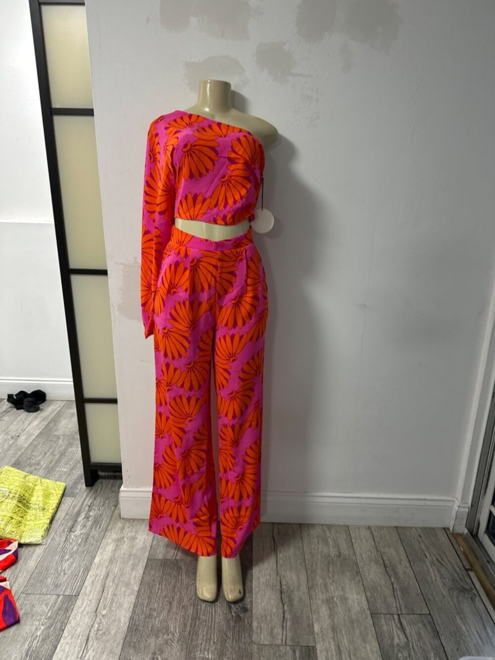 🌸 Conjunto Floral Fucsia y Naranja  Luce espectacular con este conjunto de dos